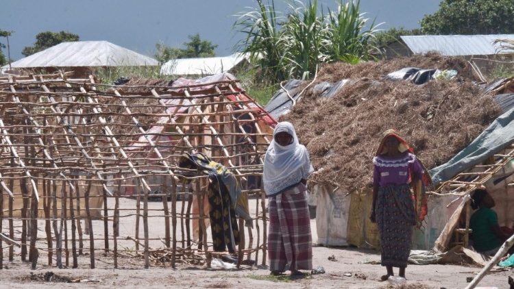 Frauen in einer Flüchtlingsunterkunft im Norden von Mosambik - Aufnahme vom März