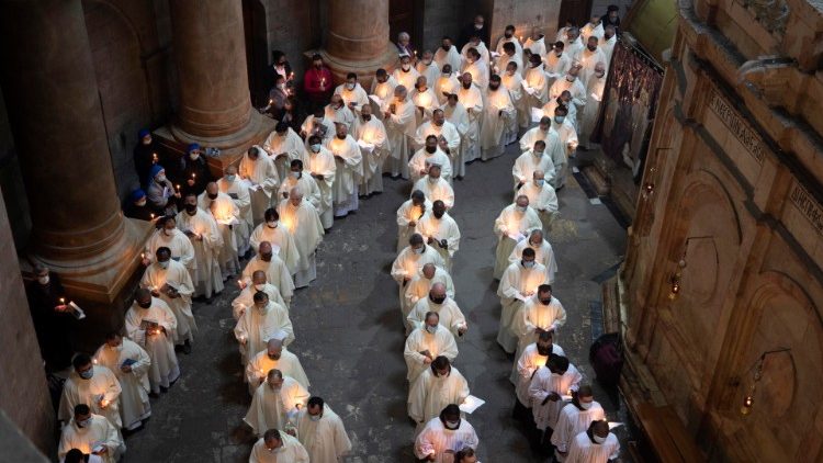 Prozession in der Grabes- und Auferstehungskirche am (katholischen) Gründonnerstag