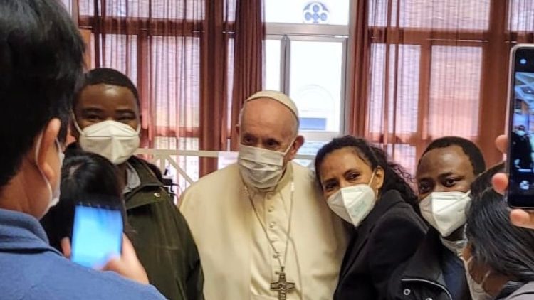 ĐTC chào những người nghèo được tiêm vắc-xin tại Vatican
