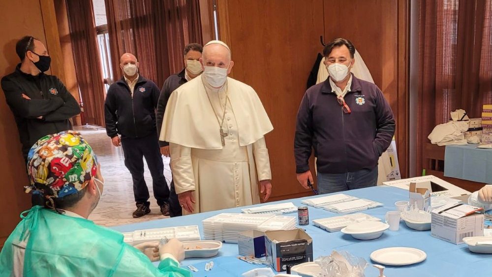Påven besökte på Långfredagen hemlösa medan de vaccinerades i Vatikanen