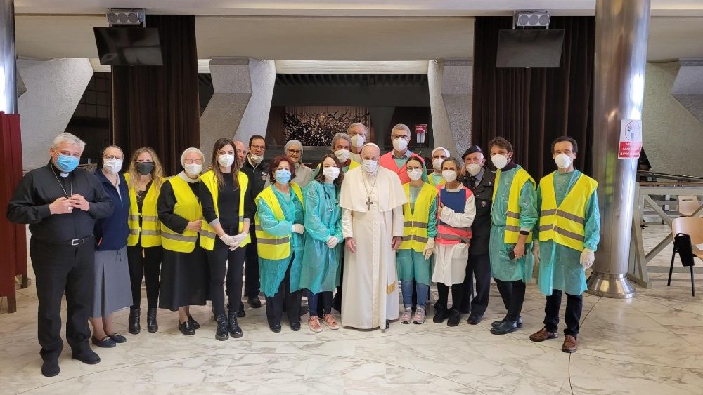 Návšteva Svätého Otca vo vatikánskom provizórnom očkovacom stredisku