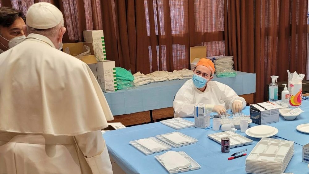 Påven besökte på Långfredagen hemlösa medan de vaccinerades i Vatikanen