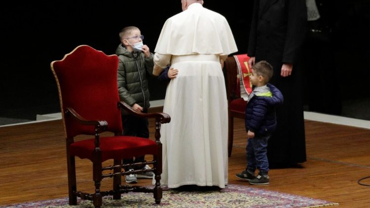 Papst Franziskus am Ende des Kreuzwegs mit einigen Kindern