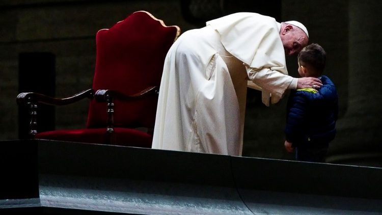 L'abbraccio del Papa con un bambino alla fine della Via Crucis