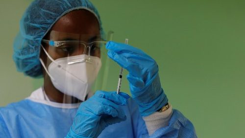 Francesco: i vaccini sono uno strumento essenziale nella lotta contro la pandemia