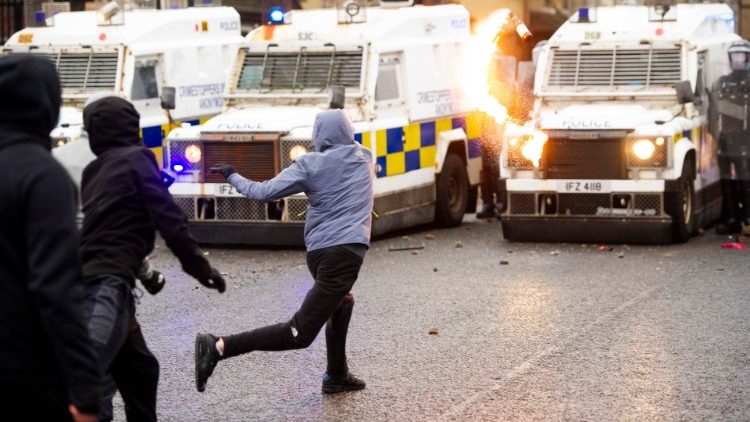 Belfast, tensioni tra manifestanti e polizia durante le proteste 