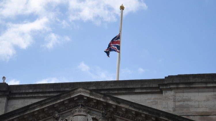 Der Union Jack am Buckingham Palast in London auf Halbmast zum Tod von Prinz Philip diesen Freitag