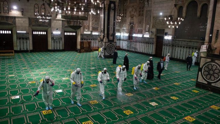 Ramadan-Vorbereitungen in einer Moschee in Kairo/Ägypten