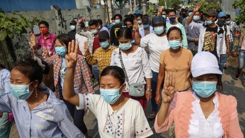 Manifestazioni in Myanmar, dal cardinale Bo appello alla misericordia 