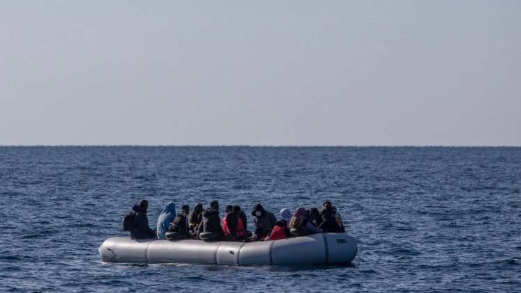Un gommone in mare carico di migranti