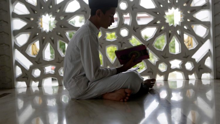 Junger Koranleser in einer Moschee im indonesischen Banda Aceh