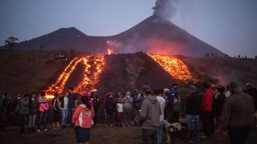 Guatemala: Iglesia pide ayuda para las comunidades en peligro por el volcán Pacaya