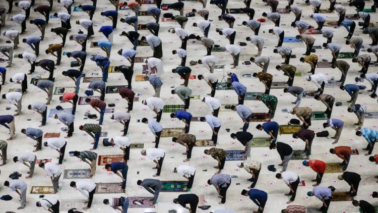 Blick in eine indonesische Moschee beim Freitagsgebet