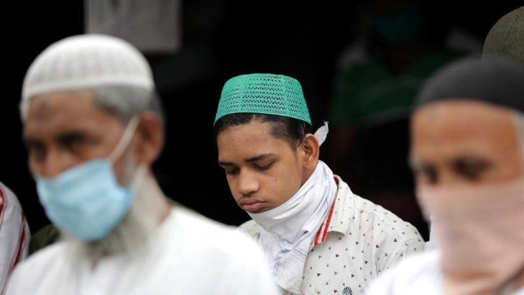 Muslime beim Freitagsgebet im Fastenmonat Ramadan in Kalkutta