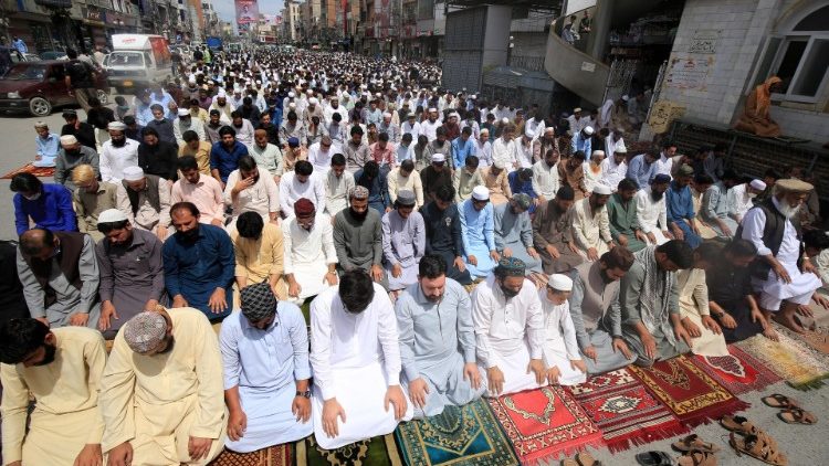 Musulmanes en oración durante el Ramadan en Peshawar