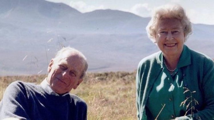 Princi Filip, me mbretëreshën Elisabeta