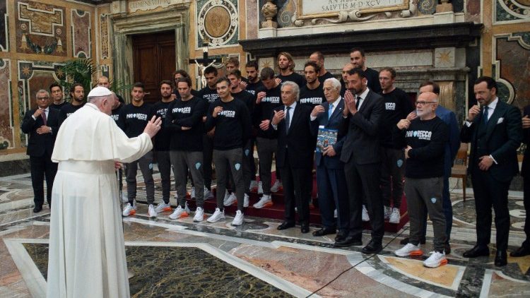 El Santo Padre saluda al equipo italiano de Waterpolo Pro Recco.