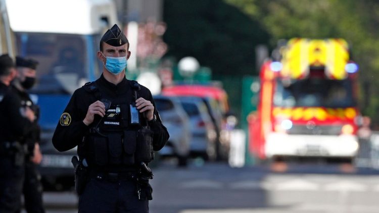 Policiais franceses protegem rua nas proximidades da Delegacia de Polícia de Rambouillet, após um ataque com faca que matou uma policial. EPA / IAN LANGSDON