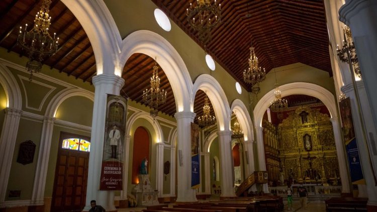 Interior da Igreja Nuestra Señora de La Candelaria, em Caracas, onde repousam os restos mortais do Dr. José Gregório Hernandez