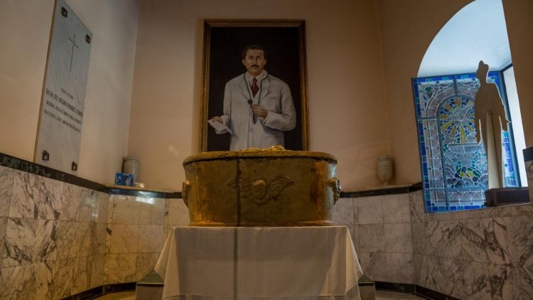 Urna com os restos mortais do Dr. José Gregório Hernandez na Igreja Nuestra Señora de La Candelaria, Caracas