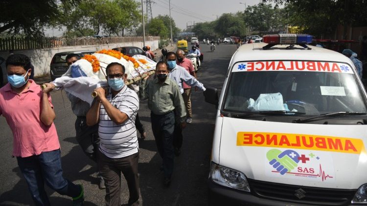 Miembros de una familia llevan el cuerpo de una víctima del COVID-19 mientras llegan al campo de cremación para realizar los últimos ritos en Nueva Delhi.