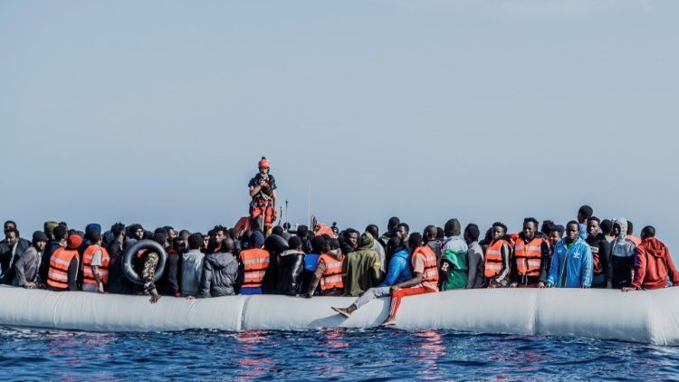 Barco com migrantes na travessia do Mediterrâneo (Imagem de Arquivo)