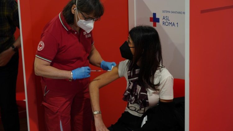 Italia, volontaria della Croce Rossa somministra il vaccino anti-Covid in un hub di Roma