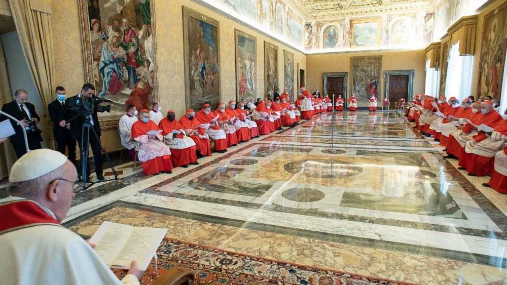 Stretnutie kardinálskeho zboru v Konzistoriálnej sále sa začalo modlitbou Liturgie hodín - Ora Terza