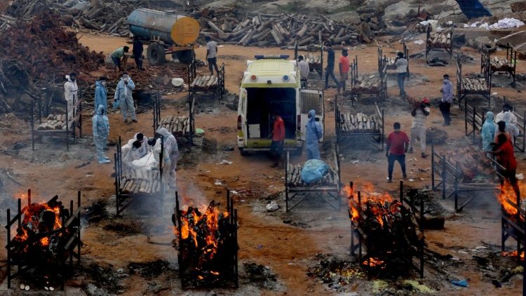 बैगलोर शहर के बाहर कोविद मृतकों का दाह संस्कार 