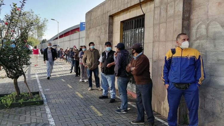 Ecuatorianos esperan en fila para recibir la vacuna contra el Covid-19. Quito, Ecuador, 04 de mayo de 2021.