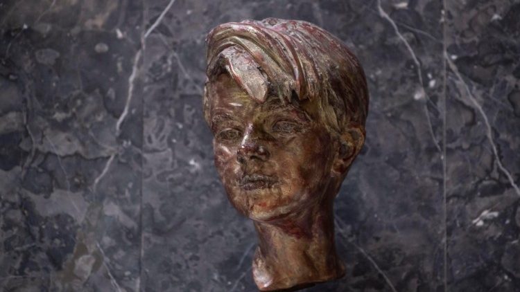 Busta Sophie Schollové v atriu hlavní budovy Mnichovské univerzity 
