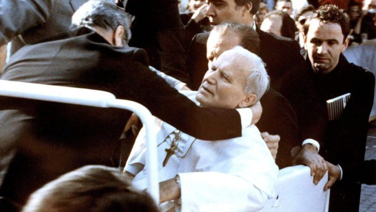 Le 13 mai 1981, le Pape Jean-Paul II s'effondre, Place Saint-Pierre, alors qu'il vient être visé par deux coups de feu tirés par Mehmet Ali Ağca. 