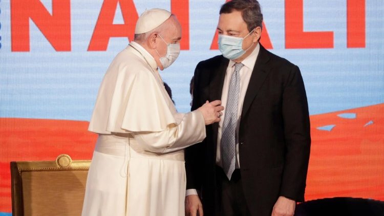 Der Papst bei einer Begegnung mit Regierungschef Draghi Mitte Mai