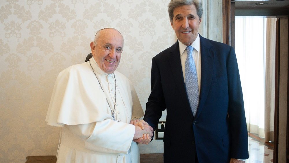 John Kerry, USA:s särskilda sändebud för klimatfrågor, mötte påven Franciskus lördagen 15 maj vid privat audiens i Vatikanen.