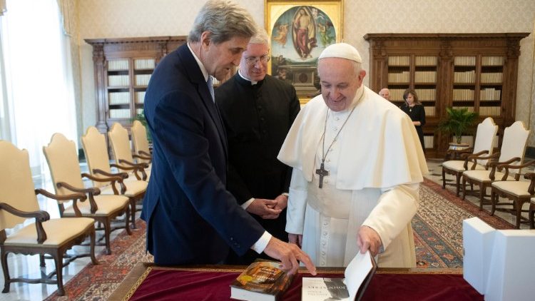 John Kerry und Papst Franziskus am Samstag bei der Audienz im Vatikan