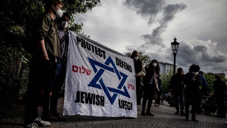 Veranstaltung gegen Anti-Semitismus vor der Synagoge in Kreuzberg, Berlin, am 16.5.2021