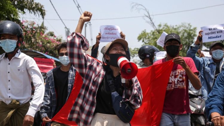 Wojskowy pucz wywołał protesty ludności w całej Birmie, które armia tłumi bezwzględnie i krwawo