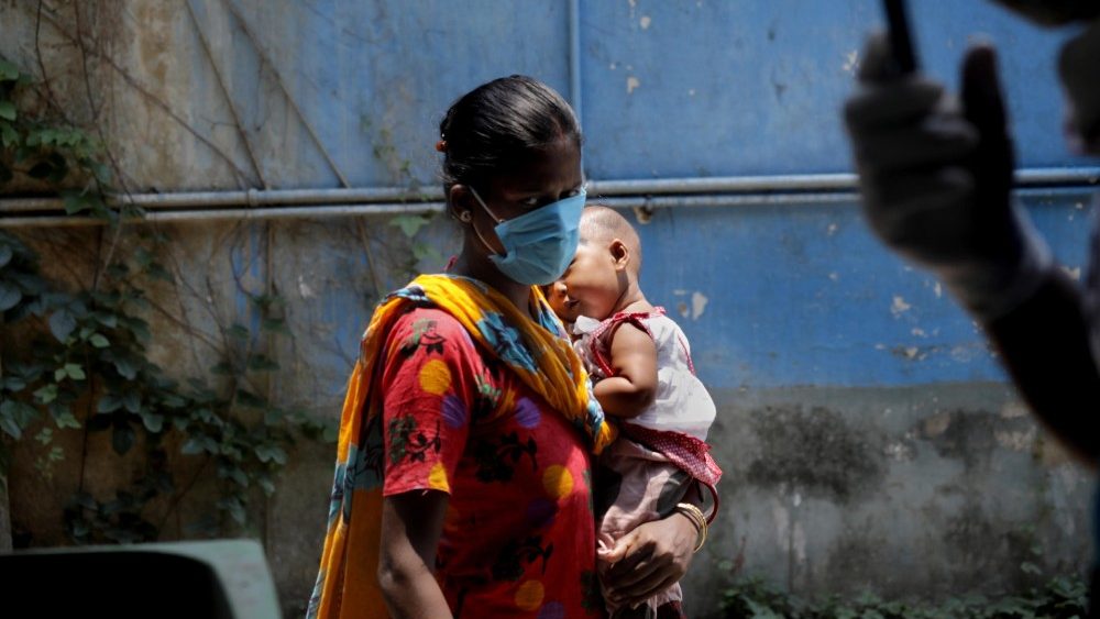 Pacientes com febre usando máscaras de proteção facial esperam para fazer um teste para COVID-19 em um centro de testes durante a crise de pandemia de coronavírus em Kalyani perto de Calcutá, leste da Índia, 17 de maio de 2021. O governo estadual impôs uma nova ordem de bloqueio parcial para combater a pandemia de coronavírus em Calcutá.  EPA / PIYAL ADHIKARY