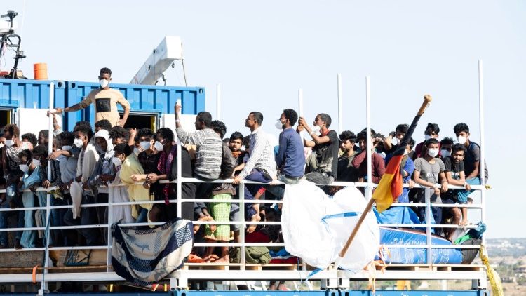Bateau de migrants Sea Eye ship arrivant à Pozzallo en Sicile (Italie), le 21 mai 2021. 