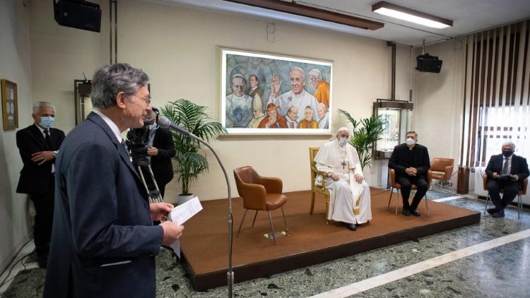 Il prefetto Ruffini saluta il Papa in Sala Marconi