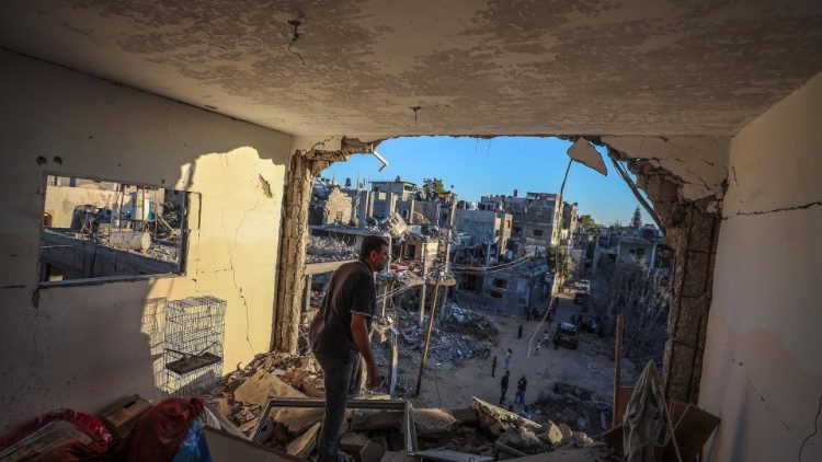 Palästinensische Familien kehren in ihre beschädigten Wohnungen in Gaza zurück
