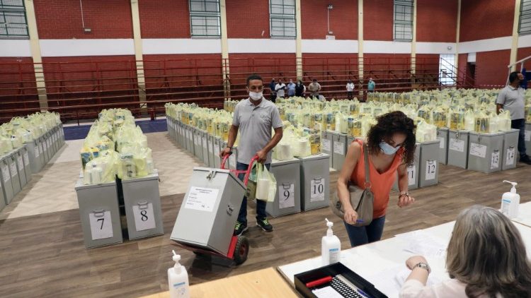 Urne per il voto in una struttura a Nicosia, pronte per la distribuzione in tutta Cipro