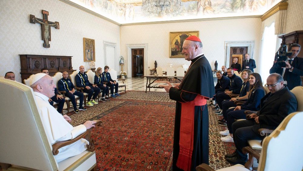Vatikansko atletsko ekipo je med avdienco pri papežu Frančišku spremljal kardinal Gianfranco Ravasi.