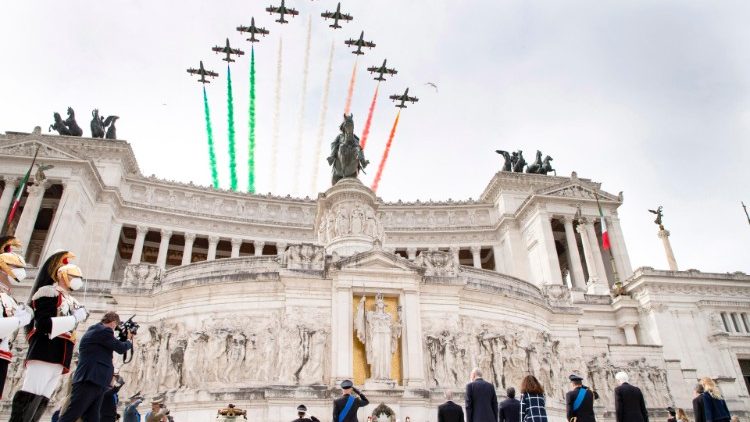 2 giugno: il passaggio delle frecce tricolori sopra l'Altare della patria a Roma 