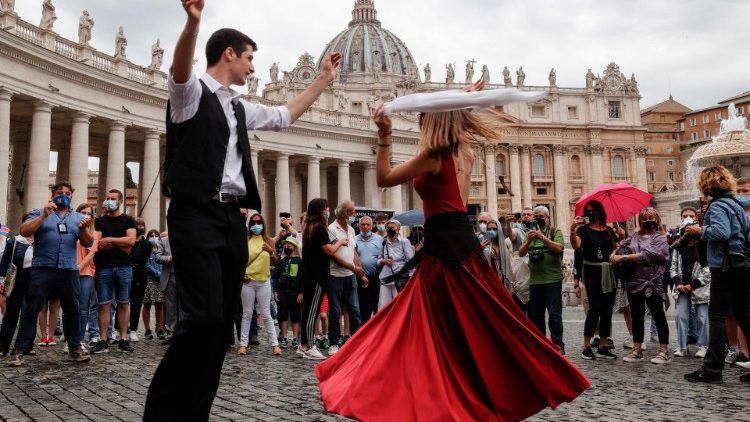 Dnes v poledne potníci na Náměstí sv. Petra tančili tradiční italský tanec Pizzica.