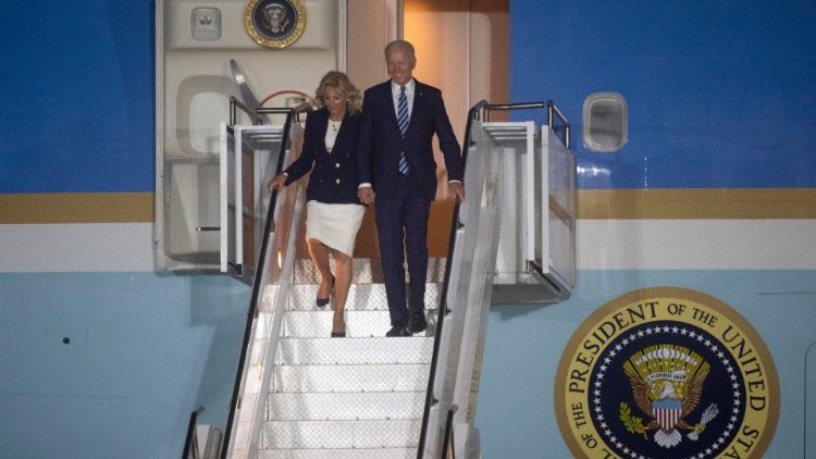 Il presidente Biden all'arrivo in Regno Unito per il G7 che si apre domani 