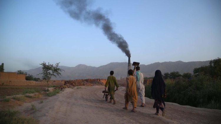 Афганістан: діти прямують на працю в цегельню