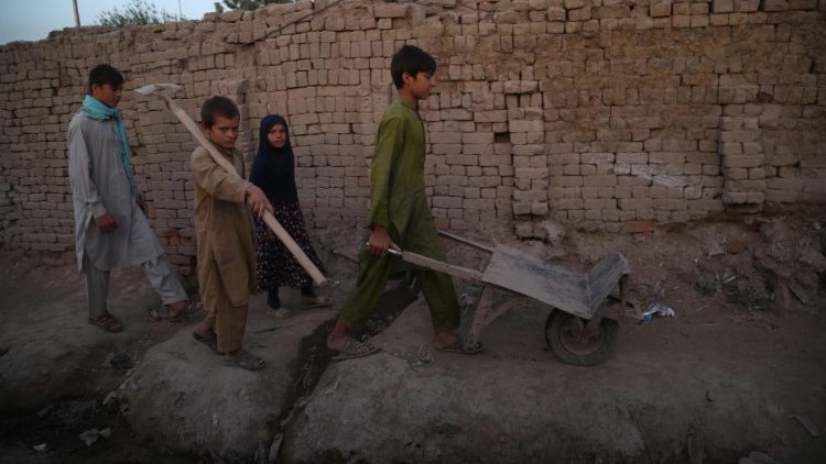 Kinder arbeiten in einem Steinbruch in Afghanistan - allerdings ist das Phänomen auch in "reichen" Ländern präsent