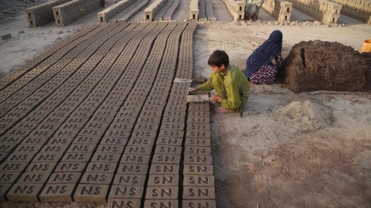 Des enfants afghans travaillent à Sarhood, dans la province de Nangarhar à l'Est de l'Afghanistan, le 10 juin 2021. 