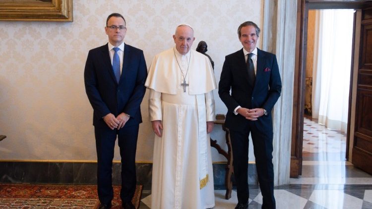 Papst Franziskus und Rafael Mariano Grossi von der Internationalen Atomenergie-Behörde mit Sitz in Wien